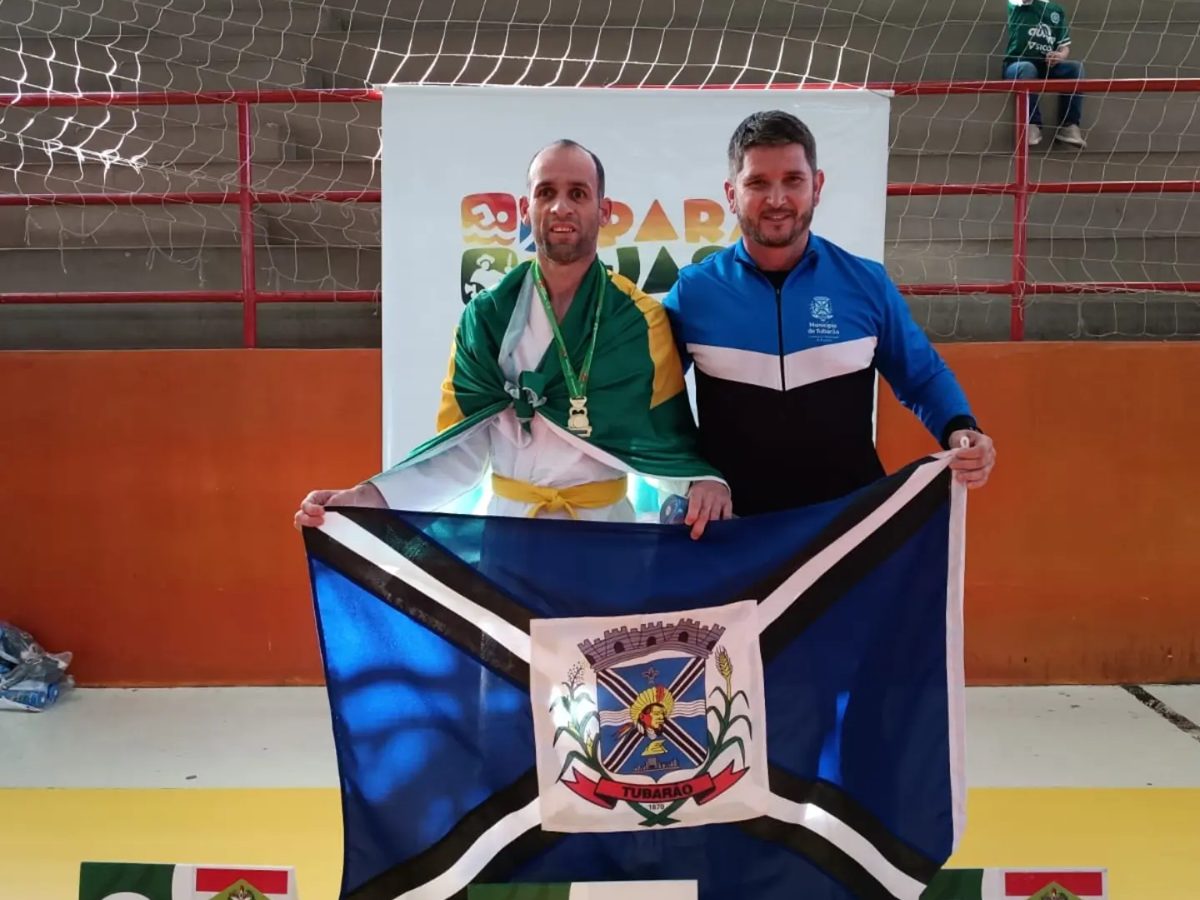 Pedrinho, aluno-atleta da ATIDEV, comemora com o treinador João a medalha de ouro no judô do Parajasc 2026