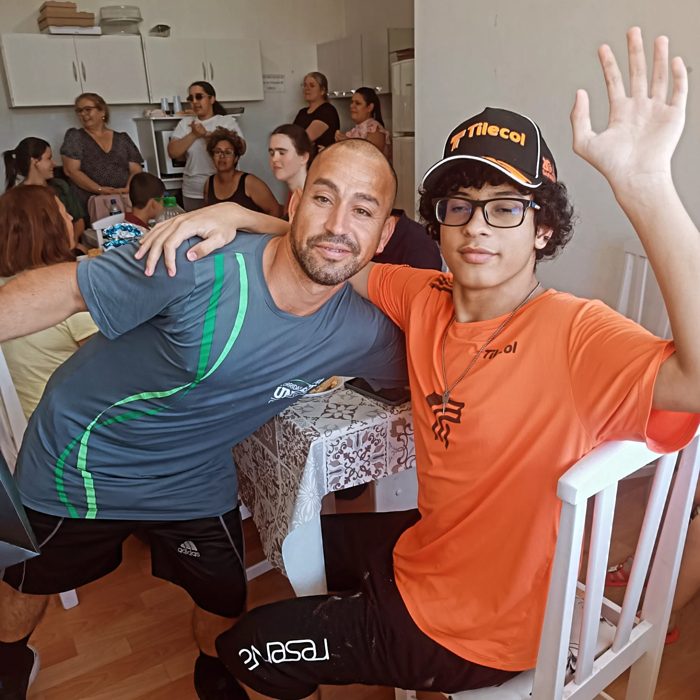 Alunos brincando na confraternização de fim de ano da companhia