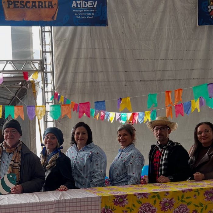Equipe na barraca da pescaria do Arraial Solidário 2026