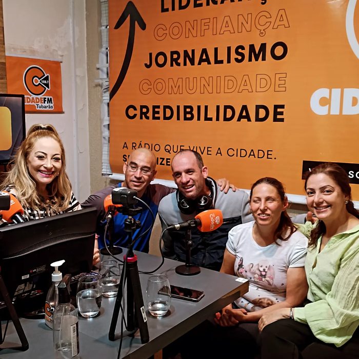 Alunos do projeto Em Cena em entrevista em estúdio de rádio