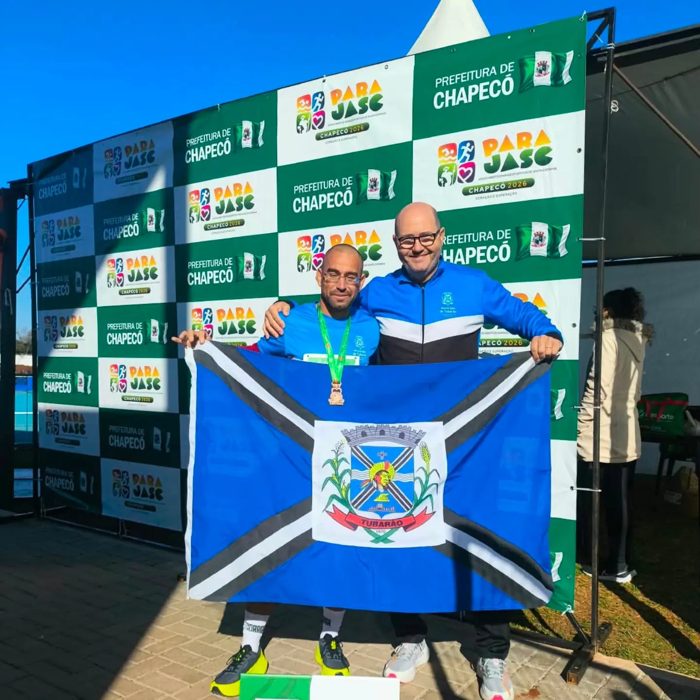 Daniel no pódio com a bandeira de Tubarão, bronze nos 800 m rasos