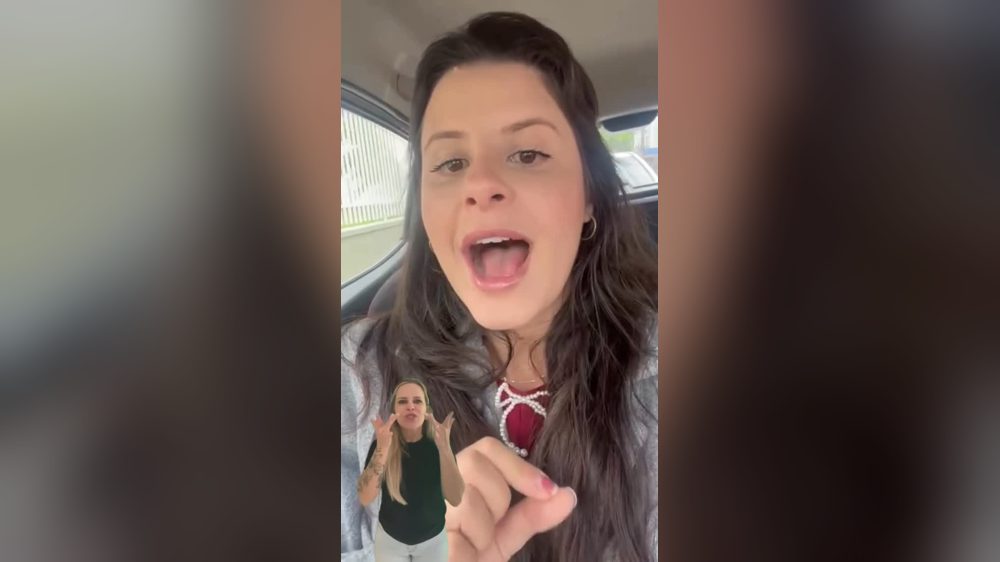 Apresentadora em vídeo da CDL Tubarão sobre o espetáculo