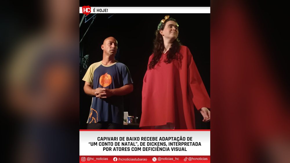 Atores da Cia de Teatro Novo Olhar em cena, de túnica vermelha, em cartaz do HC Notícias